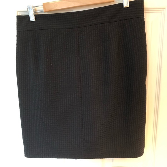 GAP Black Textured Wrap Skirt EUC - Picture 6 of 7